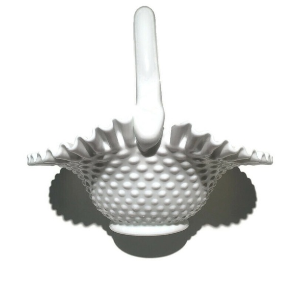 Milk glass (rare) basket with handle - Picture 1 of 4